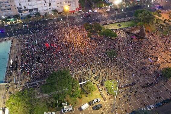 המוני מפגינים בכיכר רבין // צילום: הרשימה המשותפת